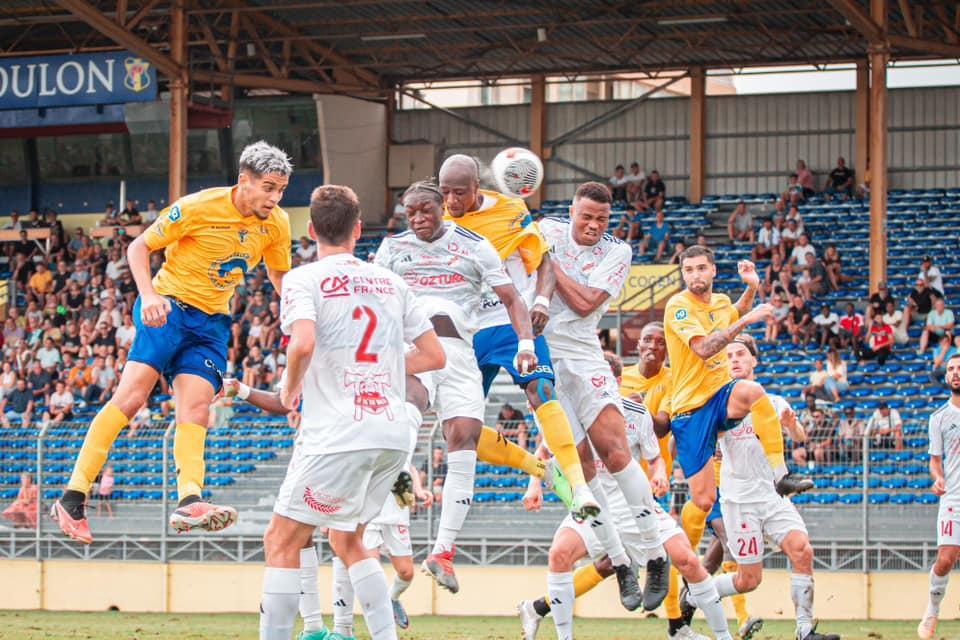 🔷🔶 Première réussie à domicile face à Chamalières grâce à un doublé d’Abdoulaye Diallo ! SC Toulon 🆚 FC Chamalières  2-1